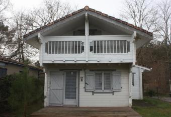 chalet a la mer has rooms with a private hot tub