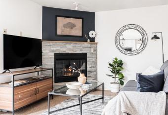 1 Bedroom Apt - Gym - DTC Boston Commons has Balcony rooms