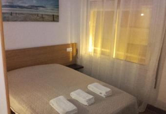 HABITACI  N ECON  MICA CON BA  O PRIVADO EN PLENO CENTRO DE FIGUERES allows 18 year olds to book a room