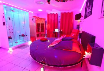 Love Room    deux pas de l Oc  an avec Hammam, Sauna et Bain    2 :-) allows 18 year olds to book a room