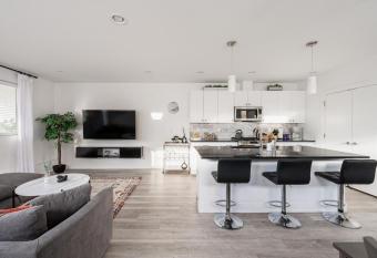 Modern Chic - Spacious Duplex - Highlands has Balcony rooms