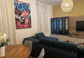 LA TORNADE Villa roof top hypercentre Vichy has rooms with a private hot tub