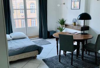 Le c  ur de ville has Balcony rooms