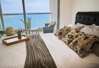 Stunning sea view 30th floor 1BR has rooms with a private hot tub