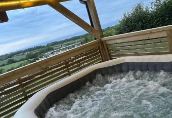 Angies Den - quirky cabin with hot tub & views has Balcony rooms