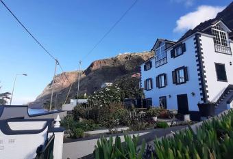 Casa Carneirinho - spacious, eclectic beach house has Balcony rooms