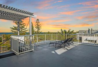 Stunning Penthouse across from Marcoola Beach has rooms with a private hot tub