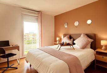 Penthouse de standing: Vue paris- 10min de l a  roport Orly - Parking gratuit has Balcony rooms
