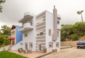 Pines Villa has rooms with a private hot tub