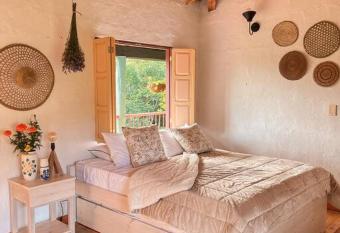 Casa antioque  a con cultivos org  nicos has Balcony rooms