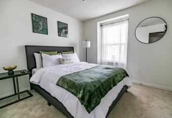 Deluxe Suites 5 Bedroom Paradise Near Disney allows 18 year olds to book a room