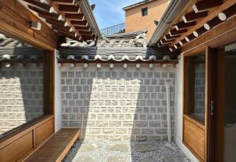 Luxury Hanok with private bathtub - YeoeunGa has rooms with a private hot tub
