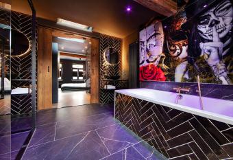 Chambers Roermond allows 18 year olds to book a room