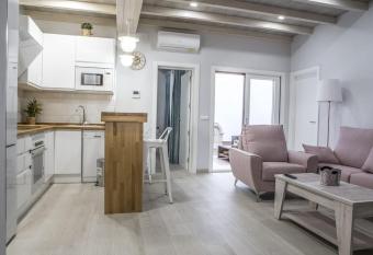 Elegante y acogedor. Buena ubicaci  n allows 18 year olds to book a room