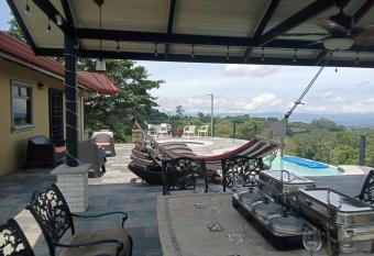 Casa Verde. has rooms with a private hot tub