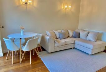 Cosy 3 bedroom Home has Balcony rooms