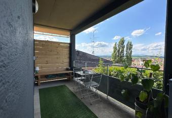 Bienvenue chez DaLo, jacuzzi, art et modernit   allows 18 year olds to book a room