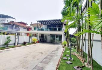 GARDEN COZY2STOREY HOME 4ROOM 10PAX@NEAR ALMAJUSCO allows 18 year olds to book a room