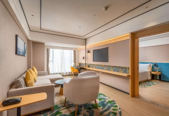 Hilton Garden Inn Guangzhou Airport Aerotropolis has rooms with a private hot tub