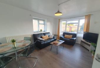 Toni s Hub - 2 bed City Centre Apartment has Balcony rooms