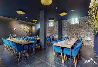 D  pendance du ch  teaux de Modave has rooms with a private hot tub