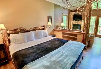 Winery Chateau Treehouse #12/ Oak Crest Cottages and Treehouse has Balcony rooms