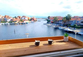 Agr  able logement sur la marina allows 18 year olds to book a room