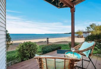 Beach 106 Direct Access Near Downtown Tart Trail has rooms with a private hot tub