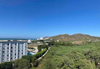 Espectacular Apto con vista al Mar y la Sierra has rooms with a private hot tub