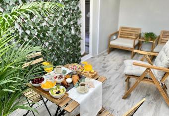 GIJ  N   TICO PLAZA allows 18 year olds to book a room