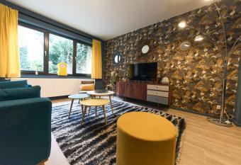 Le Vintage has rooms with a private hot tub