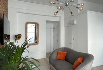 Salt Life Modern Apartment has Balcony rooms