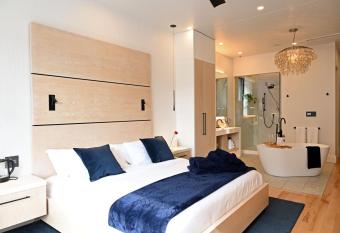 Cribs on Main has rooms with a private hot tub