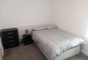 Ensuite Double-bed (E3) close to Burnley city centre allows 18 year olds to book a room