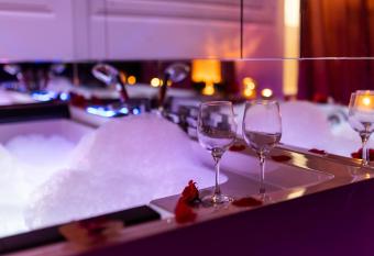 Secretly Studio with Jacuzzi has rooms with a private hot tub