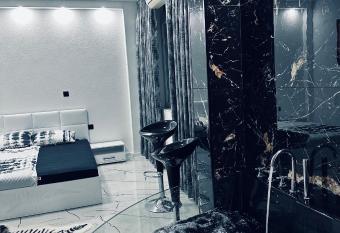 Jolie Apartments has rooms with a private hot tub