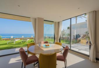 Seaside Tranquility and Urban Luxury - Stylish Duplex in Torremolinos w jacuzzi has rooms with a private hot tub