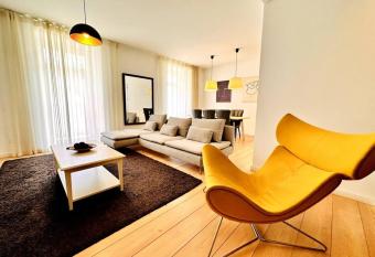 Lucky Alameda Apartment has rooms with a private hot tub