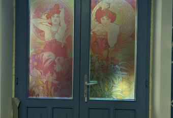 Melina Studio has rooms with a private hot tub