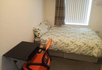 Ensuite Double-bed (H1) close to Burnley city centre allows 18 year olds to book a room