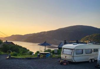 Landlig, nydelig natur og fjord utsikt - Sentralt has Balcony rooms