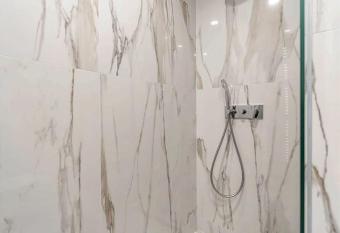 Kennedy Residence Belgrade has rooms with a private hot tub