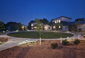 Bluffside Gardens has Balcony rooms