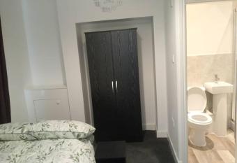 Ensuite double-bed (G1) close to Burnley city centre allows 18 year olds to book a room