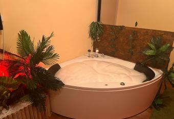 I Giardini di Venere 2 allows 18 year olds to book a room