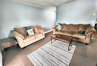 Cute and Comfy with porch allows 18 year olds to book a room