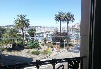 Inmejorable en el Puerto Deportivo a 1 minuto de la playa. Pleno centro has rooms with a private hot tub