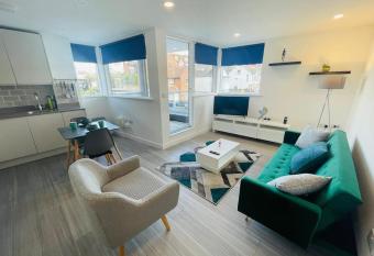 Leigh On Sea - Prime Location! Ultra Modern Entire Apartment With Free Gated Parking & Private Balcony has Balcony rooms