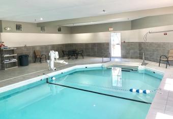 Red Roof Inn & Suites Omaha - Council Bluffs has rooms with a private hot tub