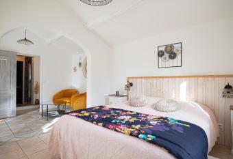 A l Or  e du Pin has rooms with a private hot tub